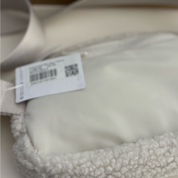 lululemon athletica Cream Sherpa Crossbody Bag - Picture 3 of 4